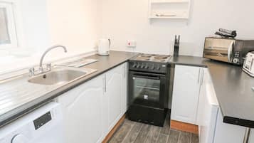 Cottage | Private kitchen | Cookware/dishes/utensils