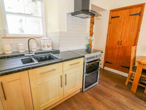 Cottage | Private kitchen | Dishwasher, cookware/dishes/utensils