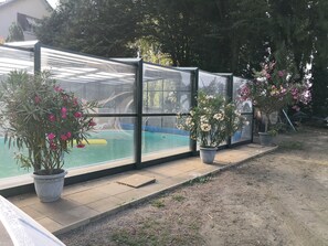Indoor pool - Au Jardin Fleuri (Azay-sur-Thouet)