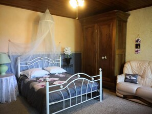 Decoració individual, mobiliari individual i habitacions insonoritzades