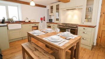 Cottage | Private kitchen | Dishwasher, high chair, cookware/dishes/utensils