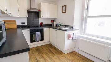 Ferienhaus | Eigene Küche | Kühlschrank, Mikrowelle, Geschirrspüler, Wasserkocher