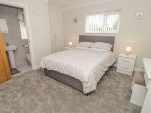 Mökki | 4 makuuhuonetta, yksilöllisesti sisustettu, yksilöllisesti kalustettu