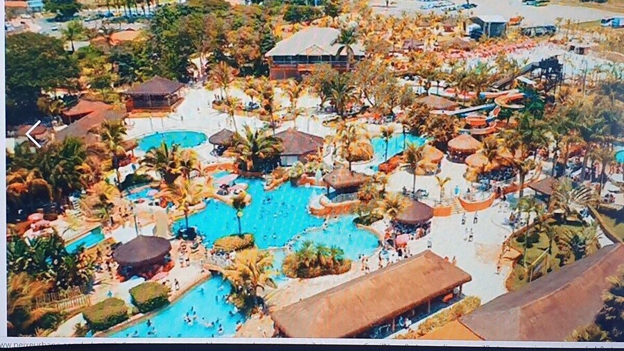 Frente ao Parque da Lagoa Quente, Apto particular com varanda e vista piscinas, com tela de proteção