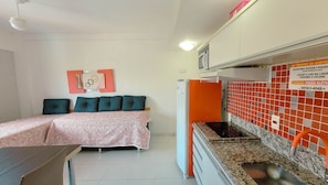 Apartemen | Dapur pribadi | Lemari es, microwave, dan peralatan masak/sendok-piring