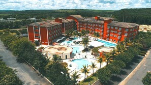 Apartment | Exterior - Frente ao Parque da Lagoa Quente, Apto particular com varanda e vista piscinas, com tela de proteção (Caldas Novas)