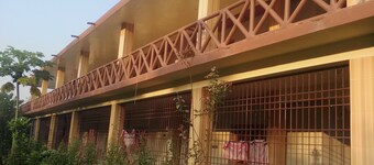 Es un chalet de lujo hecho de barro, una única casa de familia en Bangladesh en un entorno de almeja verde