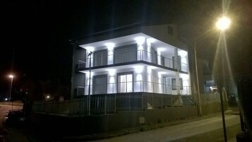 Fachada del alojamiento - Noche