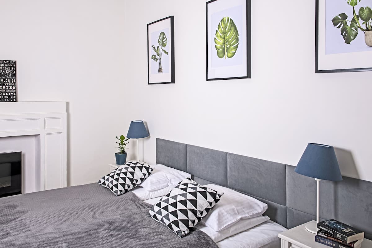 Apartment, 2 Bedrooms | 2 bedrooms, blackout drapes, iron/ironing board, WiFi (free)