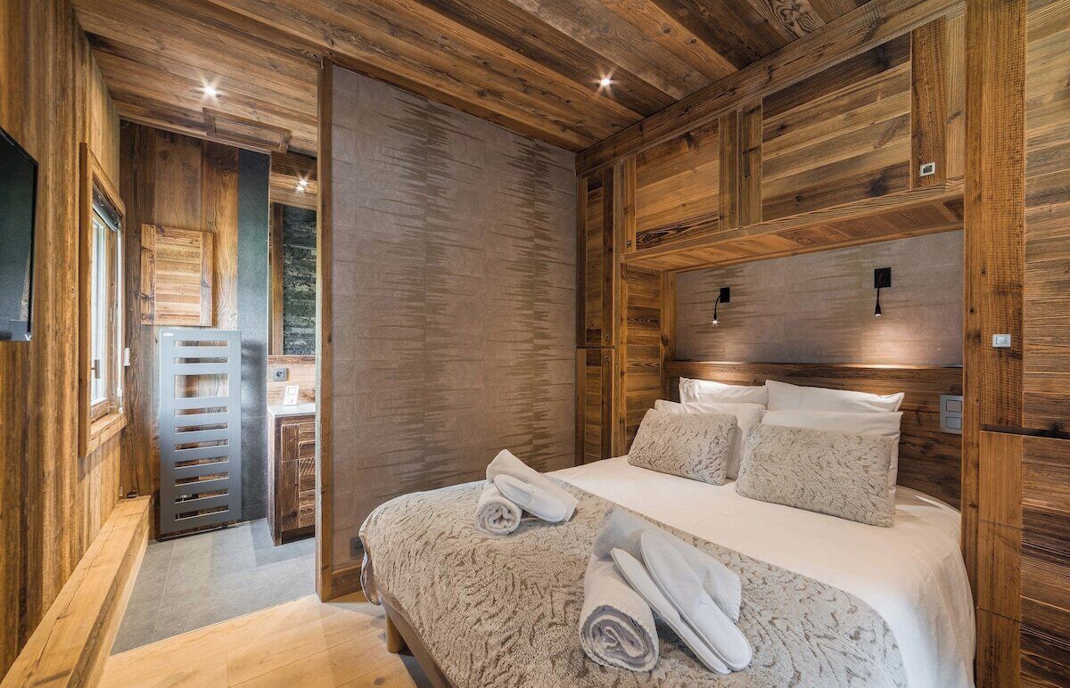 2 bedrooms, internet, bed sheets