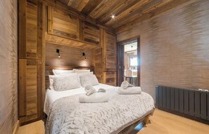 2 عدّة غرف نوم وخدمة الإنترنت وملاءات أسرّة