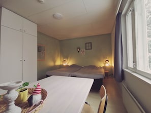 Eenvoudige tweepersoonskamer, gedeelde badkamer | Babybedden, gratis wifi, beddengoed