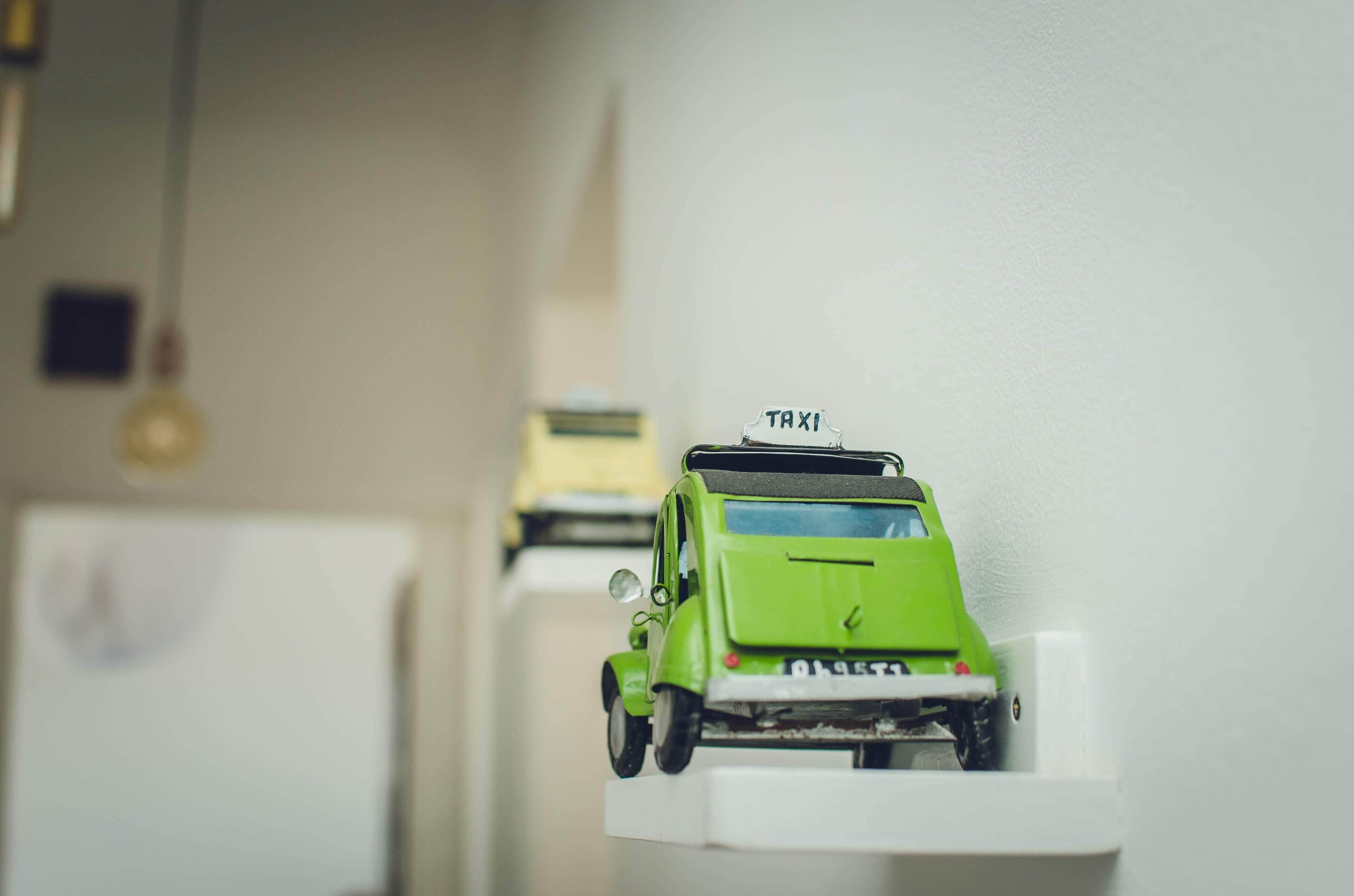 Un coche de juguete verde con un letrero que dice 