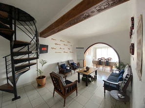 Televisión LCD 32 cm con canales de televisión vía satélite, televisión