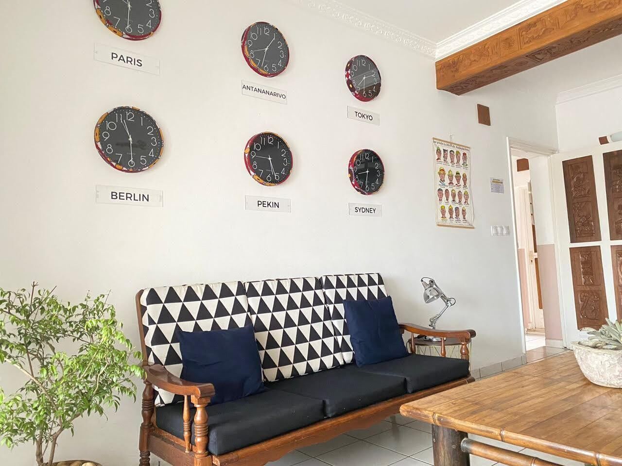 32-cm LCD TV with satellite channels, TV, DVD player