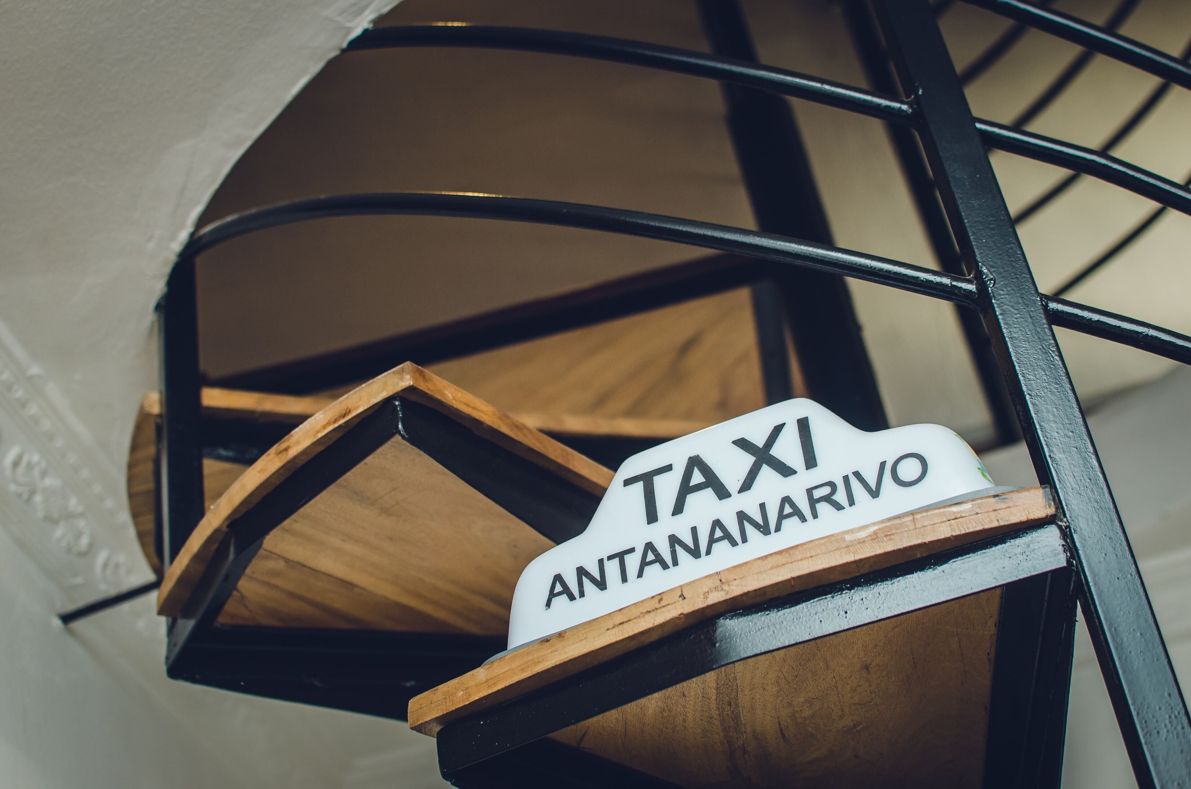 Una escalera de madera con un letrero que dice "TAXI ANTANANARIVO".