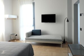 Neljän hengen huone, parveke | Tallelokero huoneessa, pimennysverhot, äänieristys, silitysrauta/-lauta