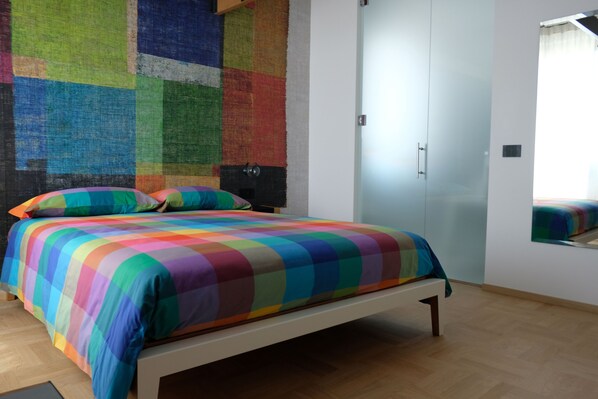 Kahden hengen design-huone | Tallelokero huoneessa, pimennysverhot, äänieristys, silitysrauta/-lauta