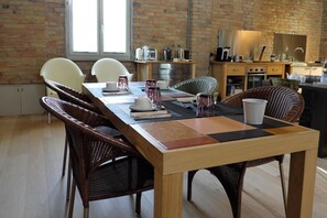 بوفيه فطور مجانًا يوميًا