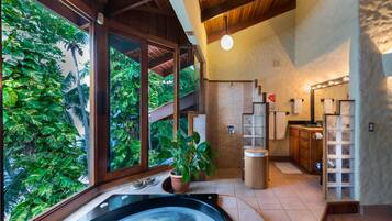 Luxury House | Bathroom shower