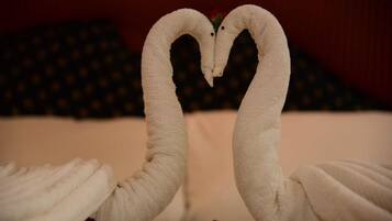 Brankas, meja kerja, dan ruang kerja ramah laptop