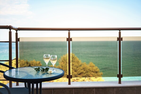 Apartamento clássico, 1 quarto, sacada, vista para o mar | Vista para praia/oceano