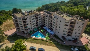 A multi-story hotel with a rooftop pool and a view of the sea. - Moreto Seaside Aparthotel (Obzor)
