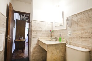 Bathroom - Posada de Rosas (Mendoza)