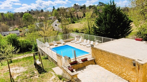 A rooftop pool with a clear view of the surrounding landscape, including trees and distant buildings. - La Maison Blanche: private heated pool, 7 bedrooms (Sarlat-la-Canéda)