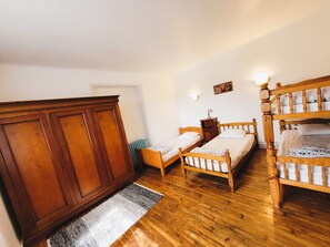 7 bedrooms, iron/ironing board, WiFi
