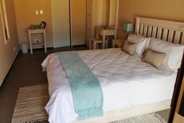 Tabla de planchar con plancha y ropa de cama