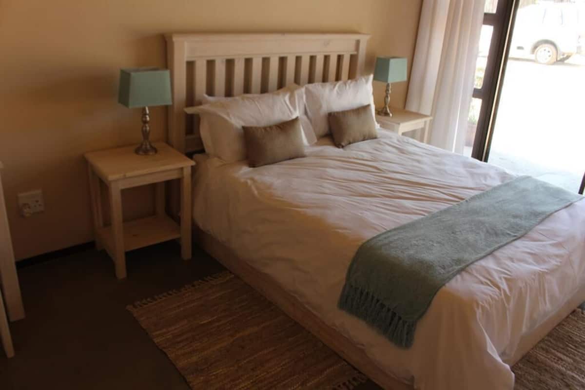 Tabla de planchar con plancha y ropa de cama