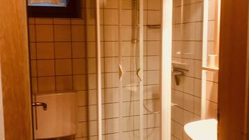 Apartemen (Spechtwohnung) | Kamar mandi | Shower, pengering rambut,  dan handuk