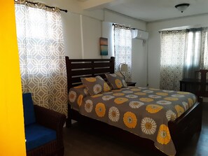 1 bedroom, desk, WiFi