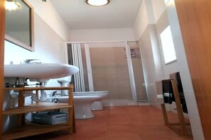 Shower, hair dryer, bidet, towels - this is the Cornerhouse (Linguaglossa)