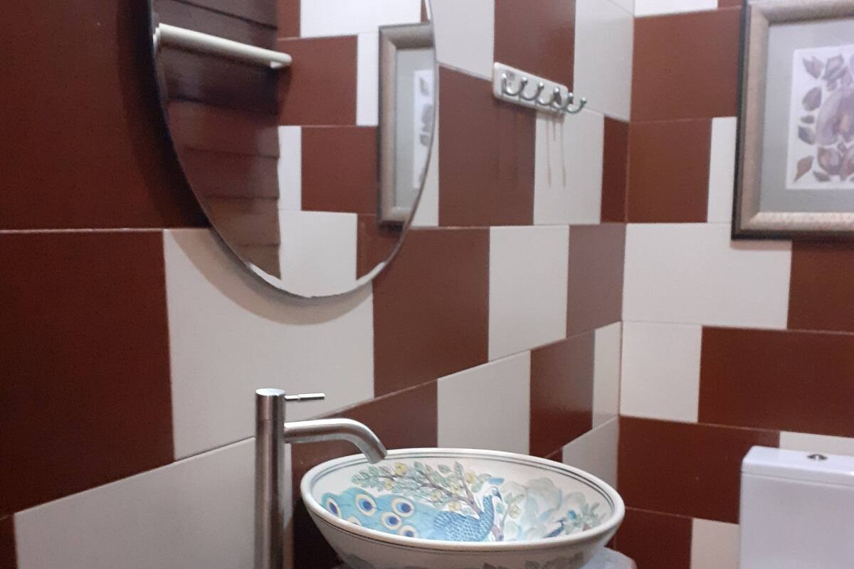 Deluxe-Doppelzimmer | Badezimmer | Dusche, HandtĂŒcher, Seife, Shampoo