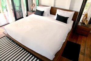 Deluxe Double Room | In-room safe, desk, bed sheets