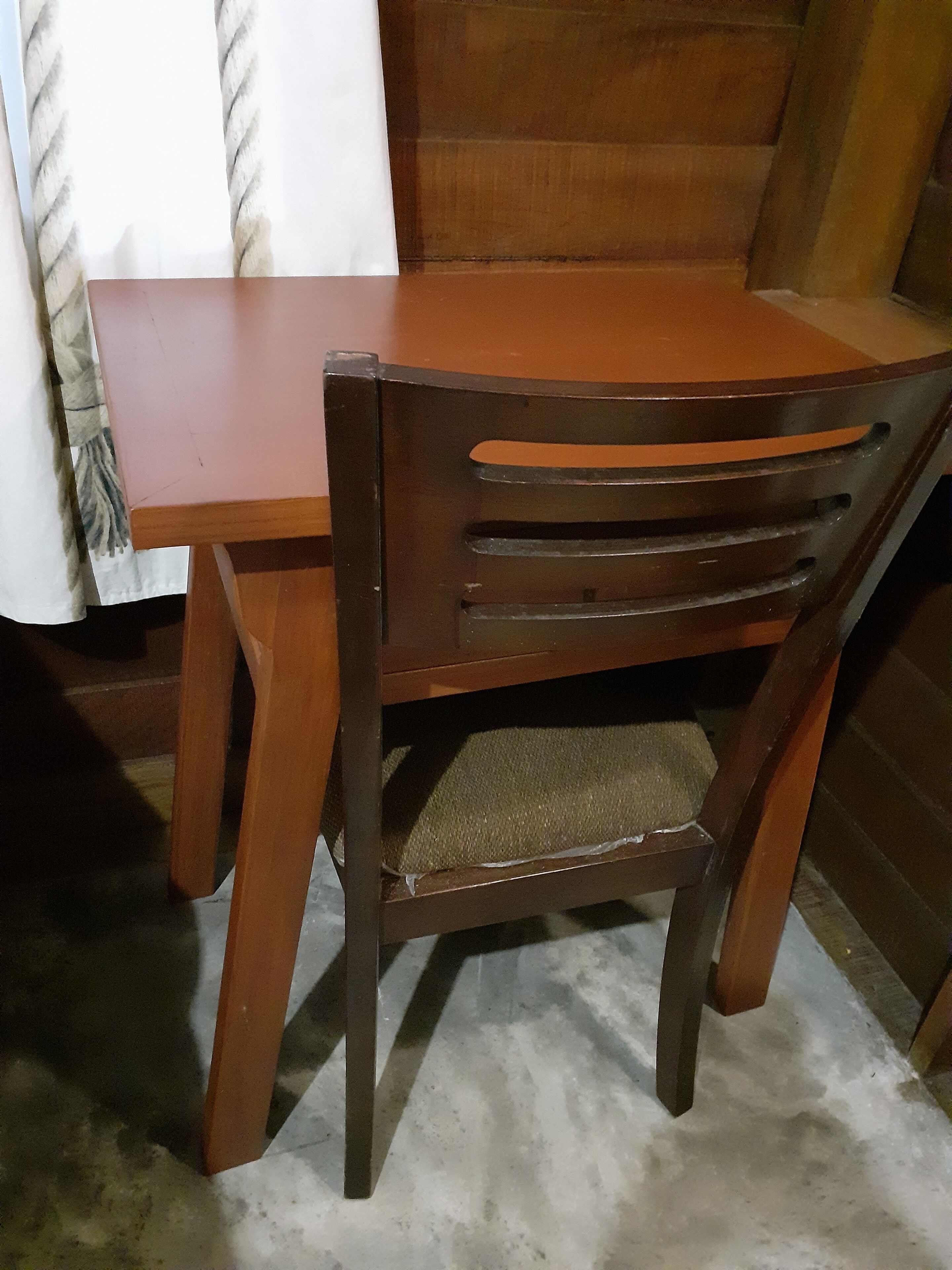 Una mesa de madera con una silla.