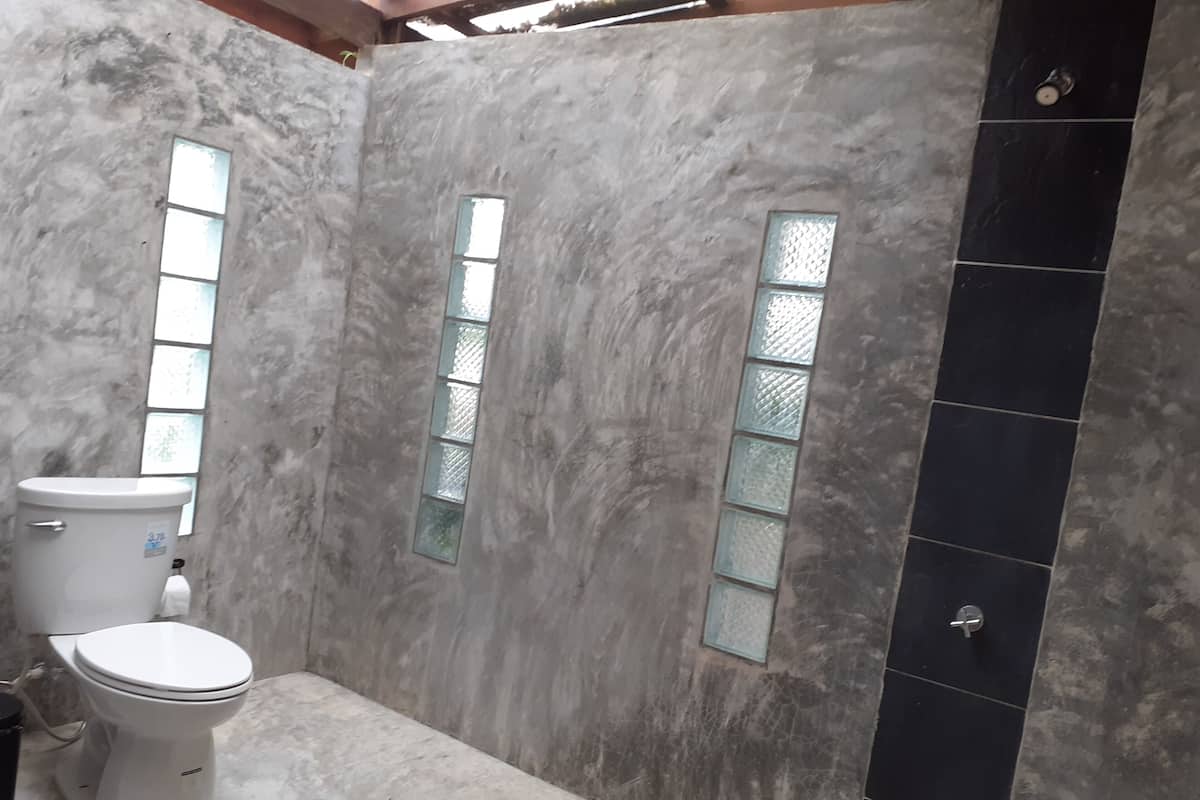 Premium-Doppelzimmer | Badezimmer | Dusche, HandtĂŒcher, Seife, Shampoo