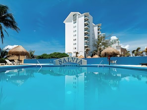 Outdoor pool, open 8:00 AM to 7:00 PM, pool umbrellas, pool loungers - Paradise Beachfront & Nightlife Heart (Cancun)