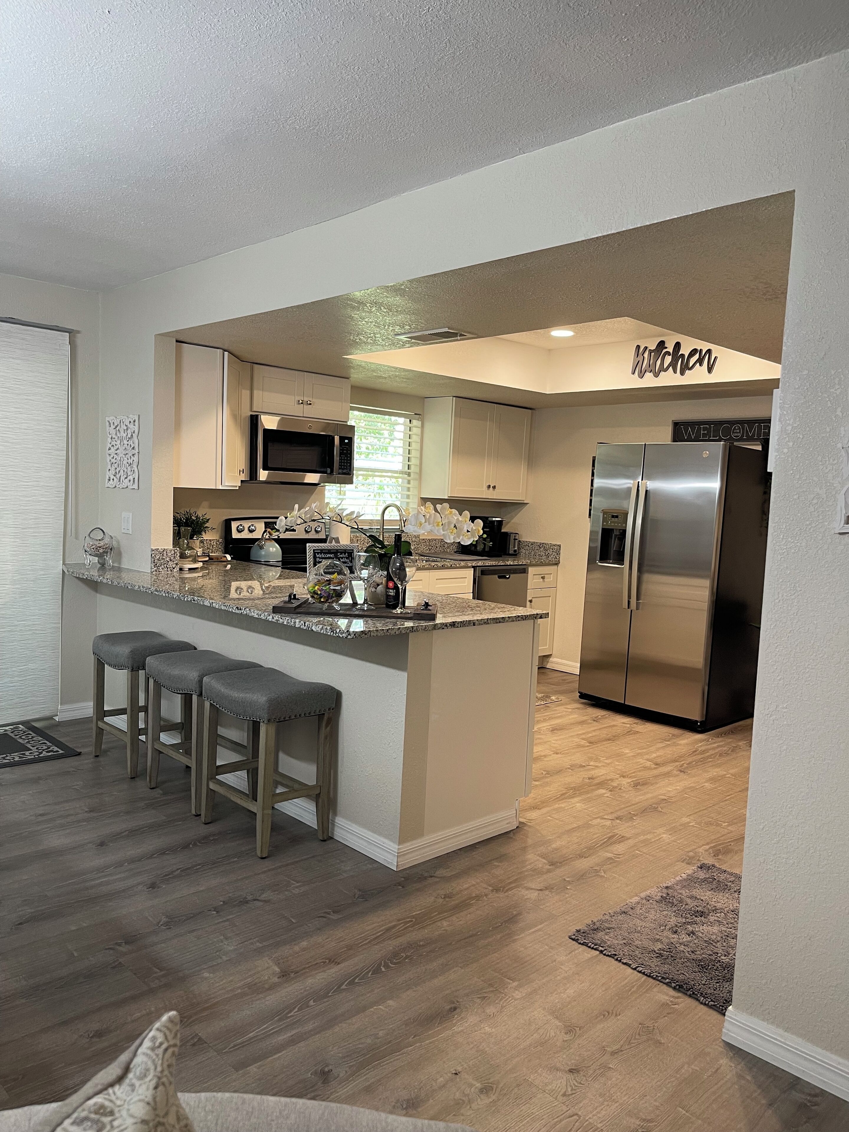 冷蔵庫、電子レンジ、オーブン、コンロ