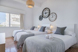 Premium bedding, down duvets, memory-foam beds, individually decorated - Skol Sea Views Apartments (Marbella)