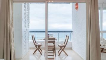 Apartamento luxo, 2 quartos, vista para o mar | Vista da sacada