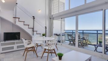 Duplex, 1 quarto, vista para o mar | Sala de estar | TV de tela plana 120 cm com canais a cabo, TV, Netflix