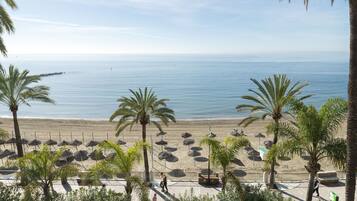 Apartamento panorâmico, 2 quartos, vista para o mar | Vista para praia/oceano