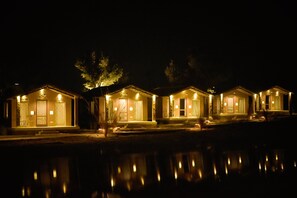 Fachada de la propiedad por la tarde o noche