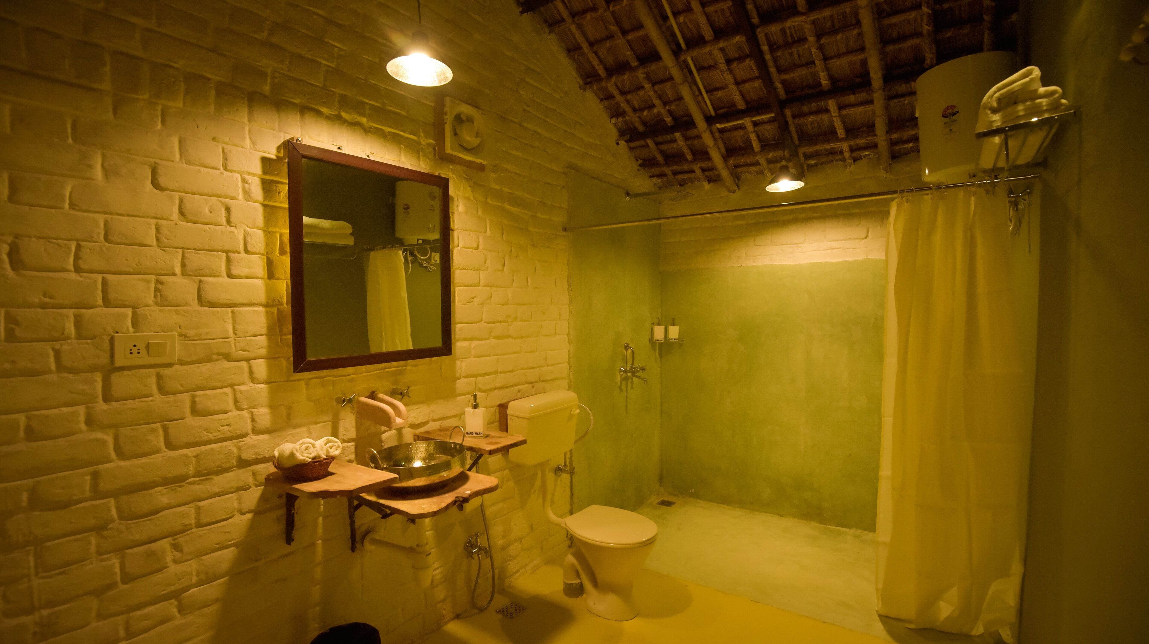 Ein Badezimmer mit weiß verputzter Wand, einem Holzanbau, einer Toilette und einer Duschkabine.