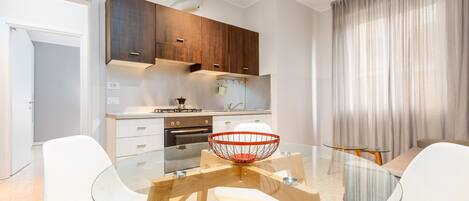 Coffee/tea maker, cleaning supplies