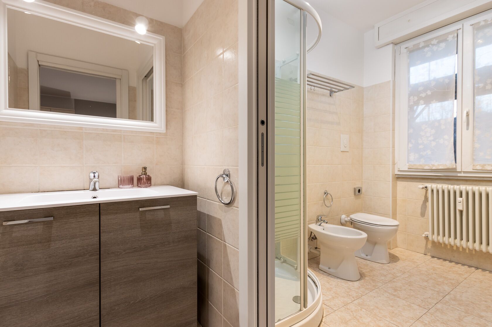 Deluxe Studio | Bathroom | Shower, hair dryer, bidet, towels