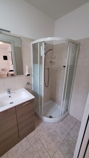 Quarto clássico, para não fumantes | Banheiro | Chuveiro, secador de cabelo, bidê, toalhas de banho